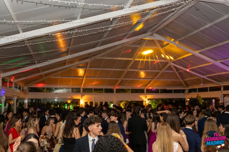 Fiesta de graduación con barra libre y DJ